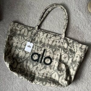 BNWT Alo Yoga Tote Bag